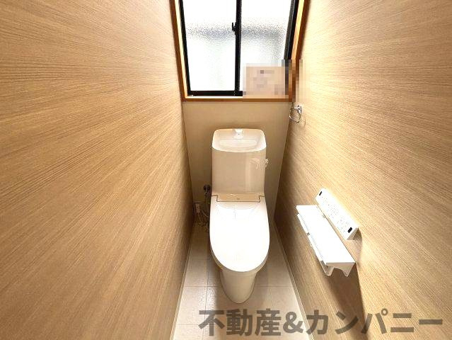 富久町の中古のおうちのトイレ|木目調のクロスがオシャレなトイレです