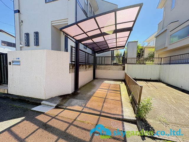 藤沢市本藤沢３丁目　中古戸建の駐車場|カーポート付駐車場