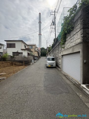 藤沢市本藤沢３丁目　中古戸建の前面道路含む現地写真