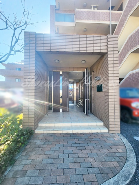 藤沢市辻堂新町２丁目の賃貸マンションのエントランス