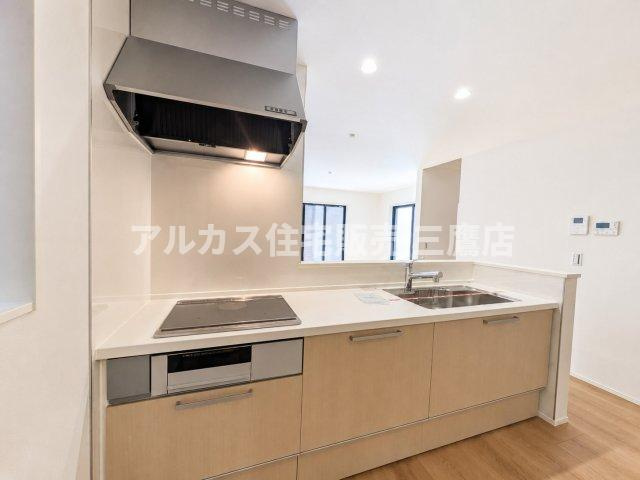 西武新宿線 新所沢駅 17分 新築戸建 所沢市向陽町のキッチン|IHクッキングヒーターやワイドシンク、レンジフードを備えたスタイリッシュな対面式キッチン。