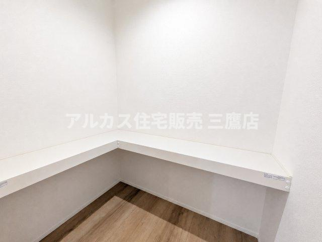 西武新宿線 新所沢駅 17分 新築戸建 所沢市向陽町の収納|食料品や日用品のストックに便利で使い勝手の良いL字型棚のパントリー。