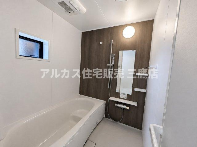 西武新宿線 新所沢駅 17分 新築戸建 所沢市向陽町の浴室|落ち着いた木目調アクセントパネルが印象的な浴室。小窓と浴室換気乾燥機を備えた快適なバスルームです。