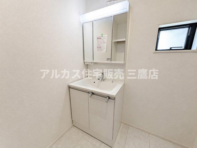 西武新宿線 新所沢駅 17分 新築戸建 所沢市向陽町の独立洗面台|三面鏡裏収納を備えた洗面化粧台。小窓からの採光で明るく快適な洗面空間です。