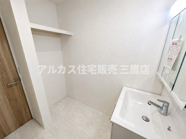 西武新宿線 新所沢駅 17分 新築戸建 所沢市向陽町の洗面所|上部に枕棚を備えた使い勝手の良い洗面脱衣室の収納スペース。