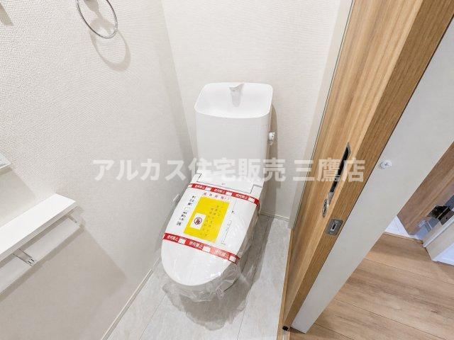 西武新宿線 新所沢駅 17分 新築戸建 所沢市向陽町のトイレ|清潔感のある手洗い付き温水洗浄便座トイレ。便利なペーパーホルダー・タオル掛け付きです。