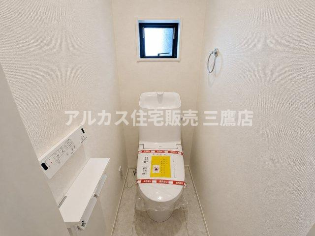 西武新宿線 新所沢駅 17分 新築戸建 所沢市向陽町のトイレ|小窓から自然光が入る明るいトイレ。リモコン付き温水洗浄便座やペーパーホルダー、タオル掛けを備えた快適な空間です。