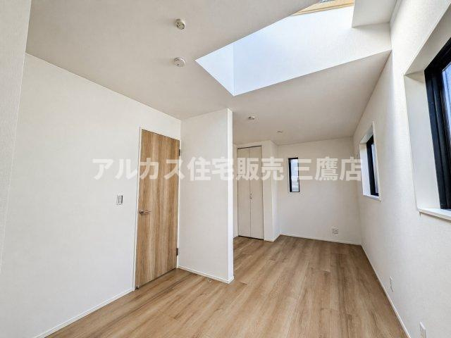 西武新宿線 新所沢駅 17分 新築戸建 所沢市向陽町の洋室|トップライト（天窓）からの自然光が室内を明るく照らす、間仕切り対応可能な洋室です。