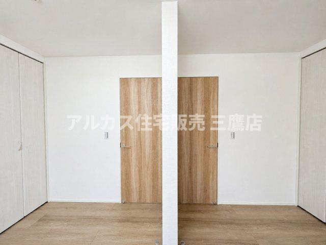 西武新宿線 新所沢駅 17分 新築戸建 所沢市向陽町の洋室|将来的に2部屋へ仕切ることができるよう、出入口ドアやクローゼットを2重で配置した設計です。