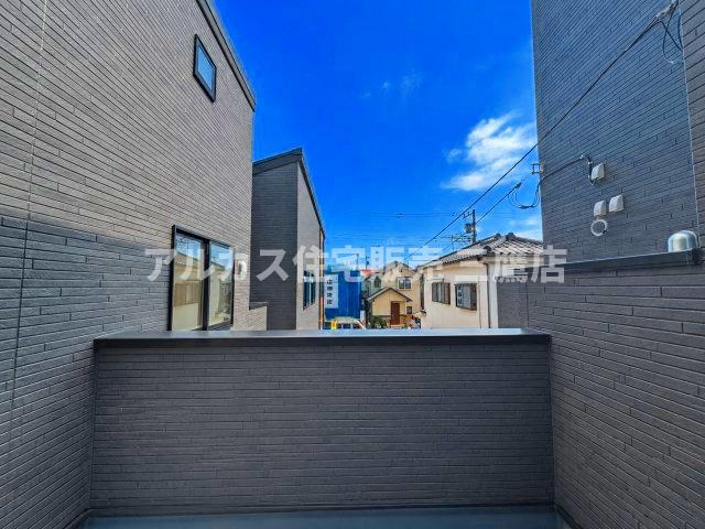 西武新宿線 新所沢駅 17分 新築戸建 所沢市向陽町のバルコニー|バルコニーからの景色。高めの手すり壁によりプライバシーに配慮された開放的な空間です。