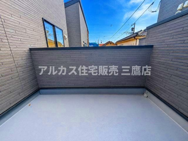 西武新宿線 新所沢駅 17分 新築戸建 所沢市向陽町のバルコニー|濯物干しや息抜きに便利な広さを備えた、奥行きのあるバルコニー。