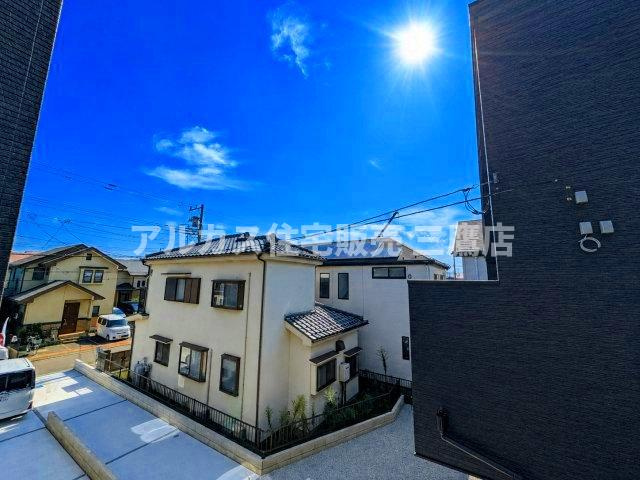 西武新宿線 新所沢駅 17分 新築戸建 所沢市向陽町の展望|バルコニーからの眺望。周辺は静かな住宅街で、空が広く感じられる見晴らしです。