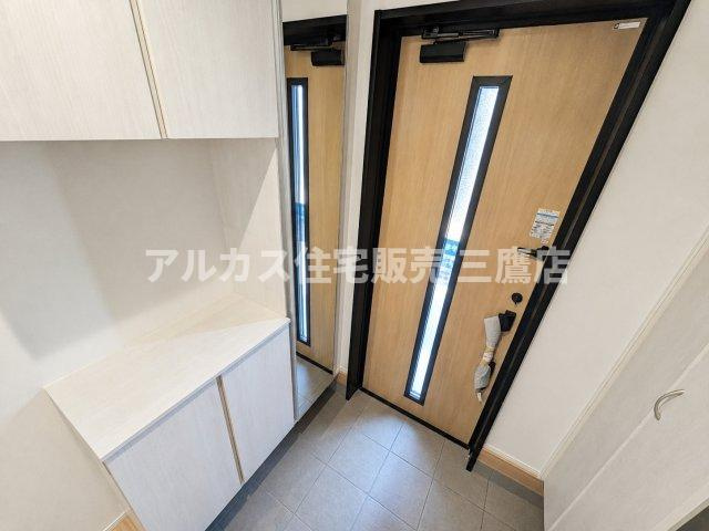 西武新宿線 新所沢駅 17分 新築戸建 所沢市向陽町の玄関|シューズボックスと姿見鏡を備えた、明るく整然とした玄関スペース。