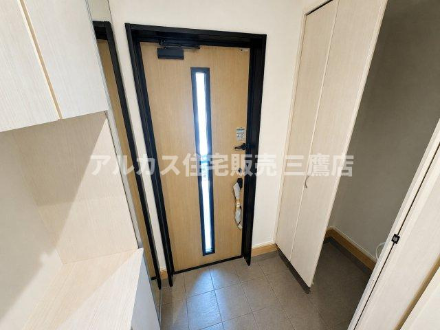 西武新宿線 新所沢駅 17分 新築戸建 所沢市向陽町の玄関|玄関横に収納棚を備えた、機能的でスッキリとした玄関ホール。