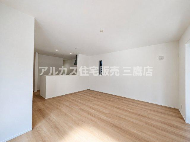 西武新宿線 新所沢駅 17分 新築戸建 所沢市向陽町の居間・リビング|キッチン横からの視点。奥まで見通せる開放的なLDK空間です。