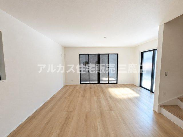 西武新宿線 新所沢駅 17分 新築戸建 所沢市向陽町の居間・リビング|大きな窓から明るい光が差し込む広々としたリビングダイニング。