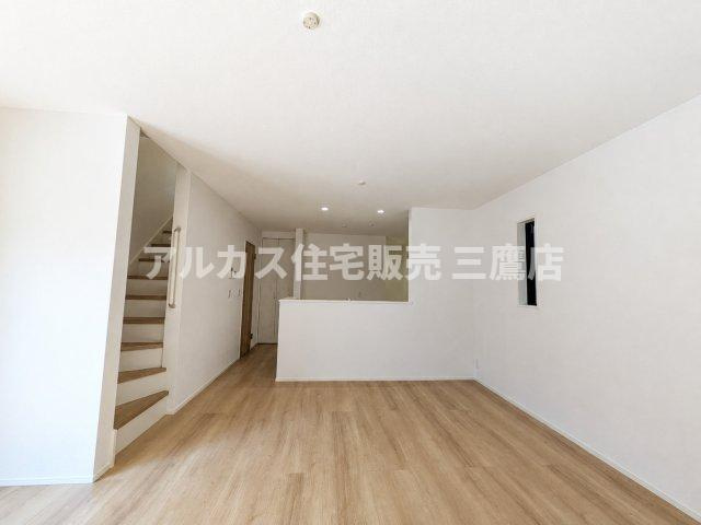 西武新宿線 新所沢駅 17分 新築戸建 所沢市向陽町の居間・リビング|家族の会話が弾むリビング階段を取り入れた、温かみのあるLDKレイアウト。