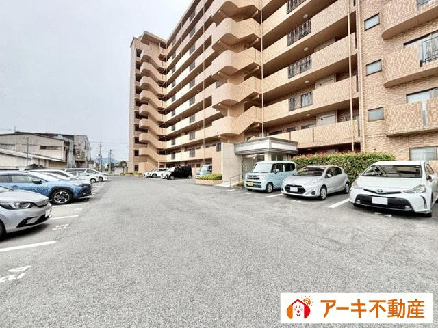 岡山市中区兼基の中古マンションの駐車場