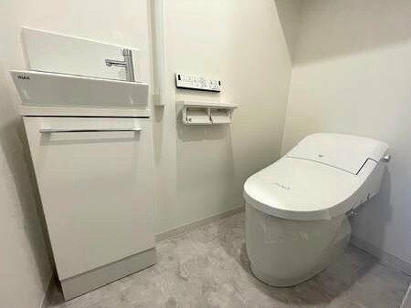 岡山市中区門田屋敷３丁目の中古マンションのトイレ|手洗い付きの清潔感のある、シ…