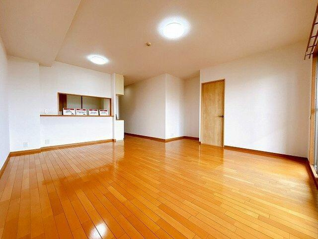 岡山市中区古京町１丁目の中古マンションの居間・リビング|「ＬＤＫ」別角度からのお写真…
