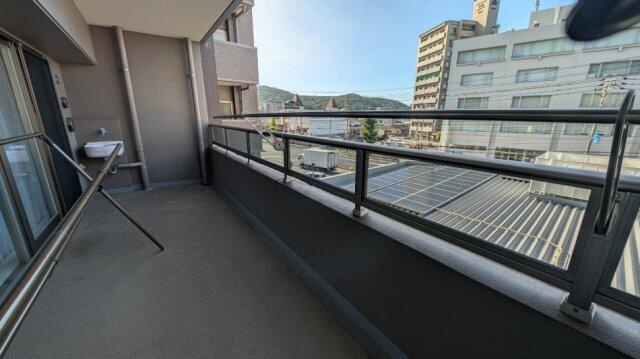 岡山市中区原尾島１丁目の中古マンションのバルコニー
