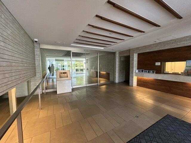 岡山市中区原尾島１丁目の中古マンションのエントランス
