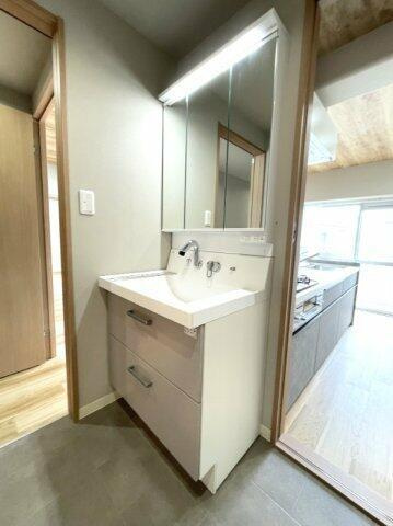 岡山市中区浜３丁目の中古マンションの独立洗面台|廊下側、キッチン側に繋がって…
