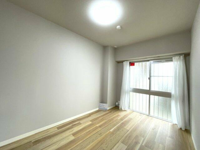 岡山市中区浜３丁目の中古マンションの洋室|約5.4帖の様子です。明るい空…