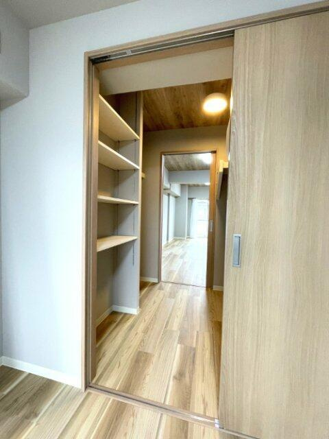岡山市中区浜３丁目の中古マンションの収納|ウォークスルークローゼットを…