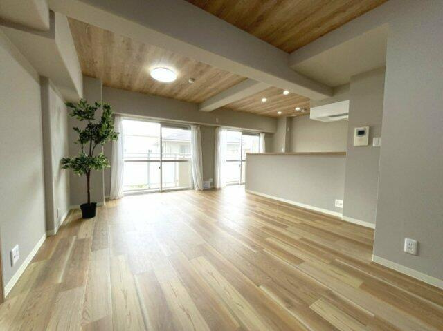 岡山市中区浜３丁目の中古マンションの居間・リビング|キッチンを対面式に変更、クロ…