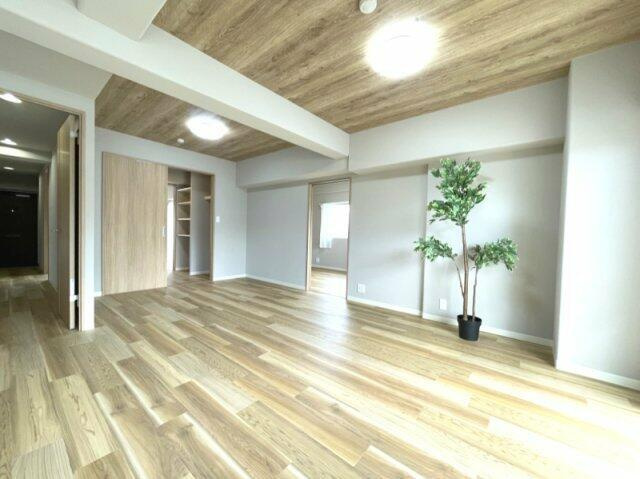 岡山市中区浜３丁目の中古マンションの洋室|西側洋室の間にウォークスルー…