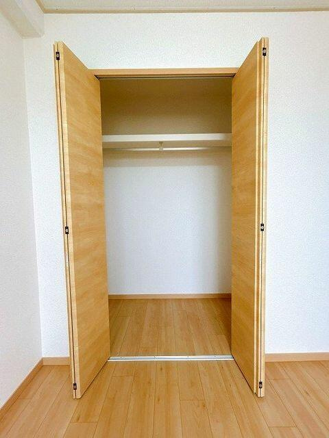 岡山市中区浜の中古マンションの収納|「東側洋室」クローゼットがご…