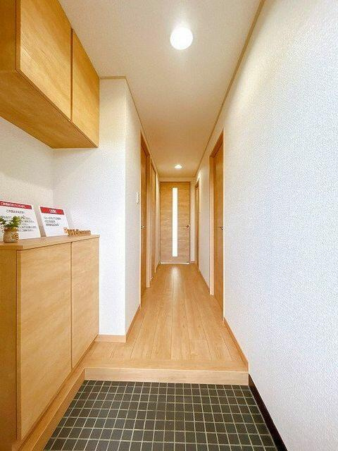 岡山市中区浜の中古マンションの玄関|「玄関」シューズボックスがご…