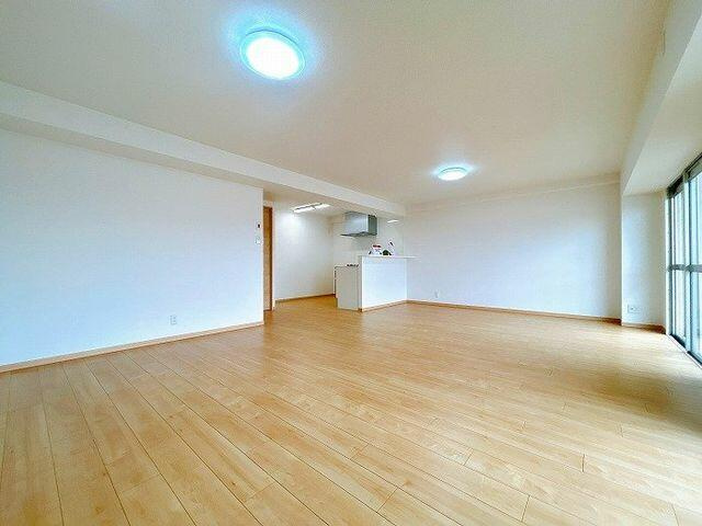 岡山市中区浜の中古マンションの居間・リビング|「ＬＤＫ」別角度からのお写真…