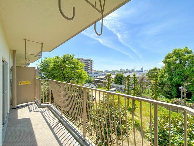 岡山市中区浜の中古マンションのバルコニー|【リフォーム済】ベランダの様…