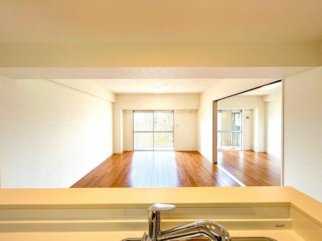 岡山市中区浜の中古マンションの居間・リビング|【リフォーム済】カウンターか…