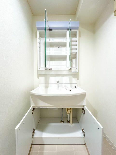 岡山市中区浜の中古マンションの独立洗面台|【リフォーム済】三面鏡の裏側…