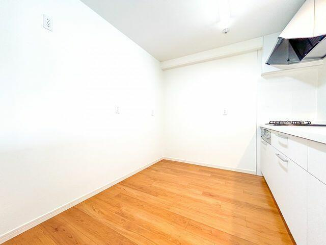 岡山市中区浜の中古マンションの洋室|【リフォーム済】キッチン別角…
