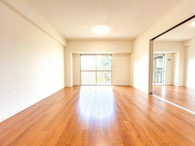 岡山市中区浜の中古マンションの居間・リビング|【リフォーム済】リビングのお…