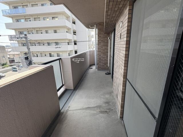 岡山市中区中納言町の中古マンションのバルコニー