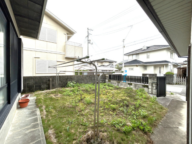 「車好きにはたまらないガレージ付」香南市野市町みどり野東3丁目　中古一戸建ての庭|十分な広さのあるお庭スペース。陽当たりが良く、物干し場の設置はもちろん、家庭菜園やガーデニングも楽しめます。既存の不要物はきれいに撤去し、除草してお引き渡しいたします。