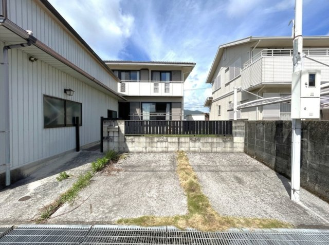 「車好きにはたまらないガレージ付」香南市野市町みどり野東3丁目　中古一戸建ての駐車場|敷地内に独立した外駐車場スペースを確保。既存の塀は解体撤去予定となっており、さらに見通し良く出し入れしやすい駐車スペースへと生まれ変わります。来客時の駐車場としても大変便利です◎