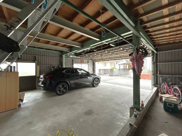 「車好きにはたまらないガレージ付」香南市野市町みどり野東3丁目　中古一戸建ての駐車場|愛車を雨風からしっかり守る屋根・シャッター付きの安心空間。普通車2台を並べて停められる広さを確保しており、洗車道具やタイヤの保管、自転車置き場としてもスペースを有効活用していただけます。