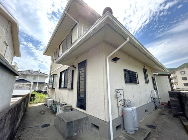 「車好きにはたまらないガレージ付」香南市野市町みどり野東3丁目　中古一戸建ての外観|全所有者様によって屋根の葺き替え工事が施されており、メンテナンス状態も良好な建物です。雨漏りの心配を軽減し、購入後のリフォーム費用や手入れの手間も抑えられる嬉しいコンディションです。
