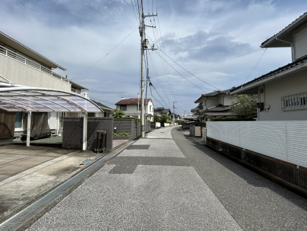 「車好きにはたまらないガレージ付」香南市野市町みどり野東3丁目　中古一戸建ての前面道路含む現地写真|見通しが良く落ち着いた前面道路環境。道幅にゆとりがあり、車同士のすれ違いやガレージ・駐車場への入出庫もストレスなくスムーズに行えます。運転が少し苦手な方でも安心の住環境です。