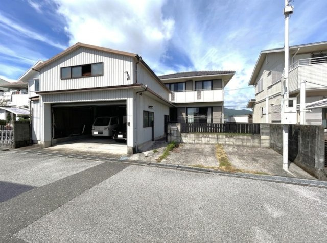 「車好きにはたまらないガレージ付」香南市野市町みどり野東3丁目　中古一戸建て