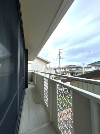 「車好きにはたまらないガレージ付」香南市野市町みどり野東3丁目　中古一戸建てのバルコニー|心地よい風が通り抜ける開放的なバルコニー。手すり壁がしっかり確保されており、プライバシーを守りながらお布団や洗濯物をたっぷり干せます。陽当たりも良く、毎日の家事を快適にサポート！
