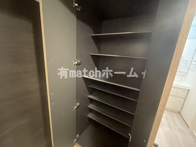 プレジオ西中島ASIANの収納|同建物反転写真使用しています