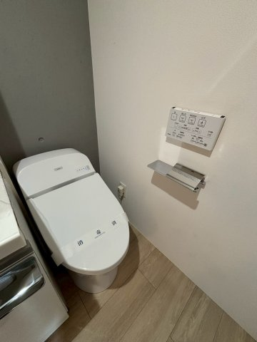 新宿区山吹町の賃貸マンションのトイレ|落ち着いた色調のトイレです