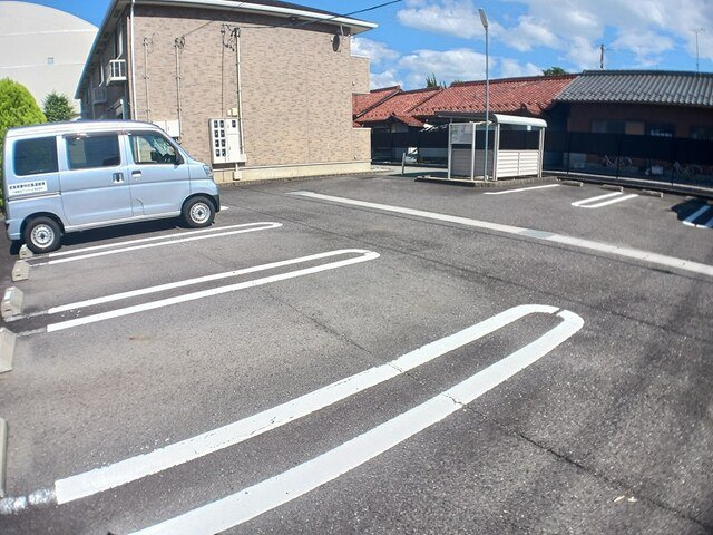 ノイブリーゼの駐車場